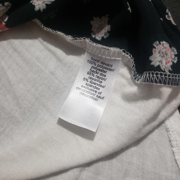 Maurices Cap Sleeve Floral V-Neck Top - Picture 8 of 8